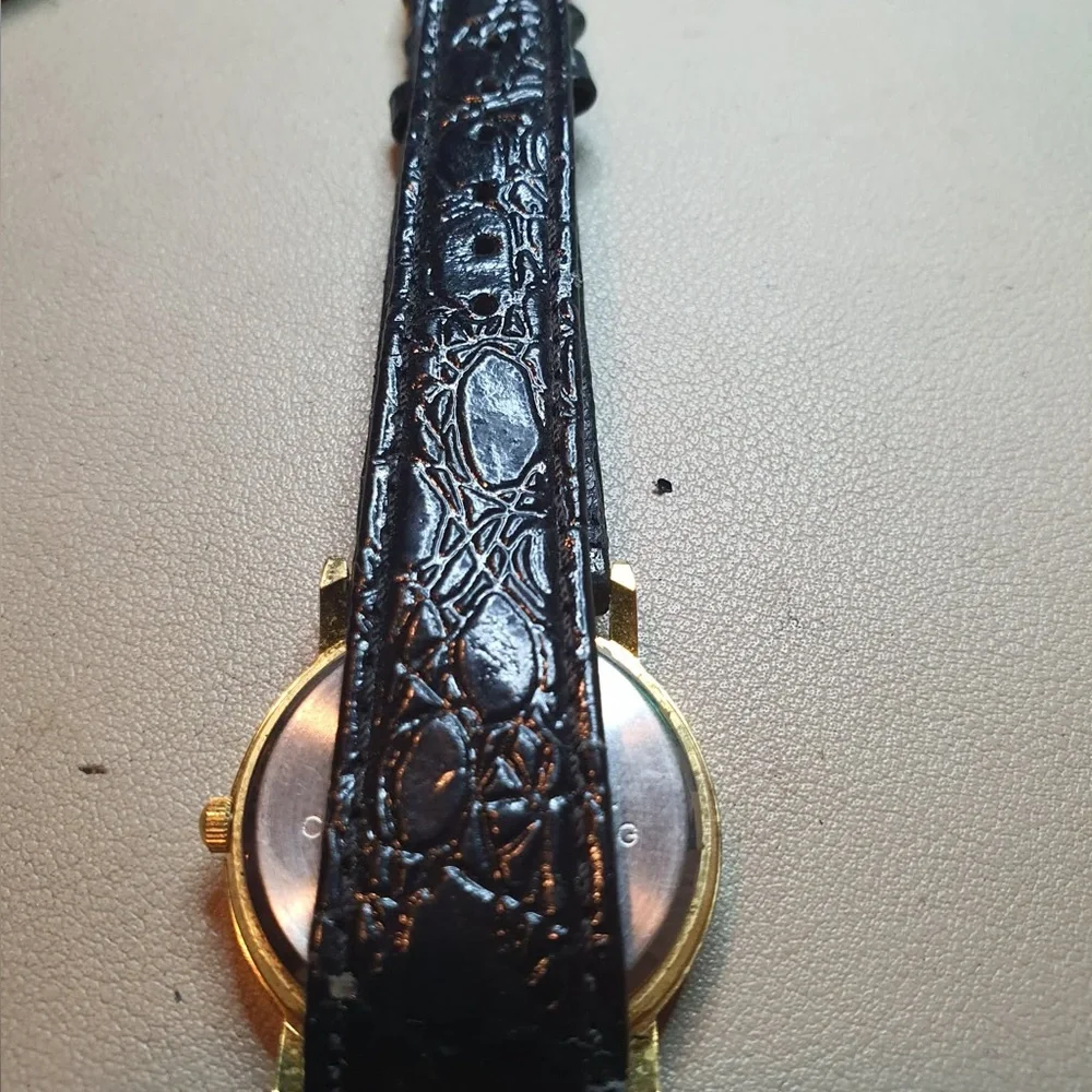 🦋10/$20🦋 Vtg Wrap Goldtone/White Leather Rotating Dog Women's Watch